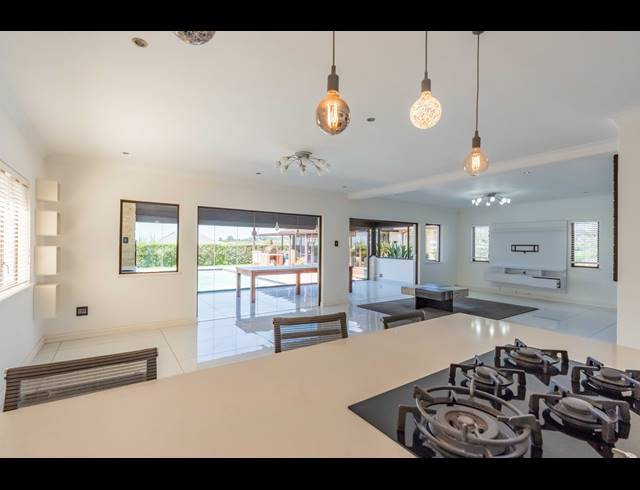 4 BEDROOM HOUSE FOR SALE IN HILLCREST CENTRAL